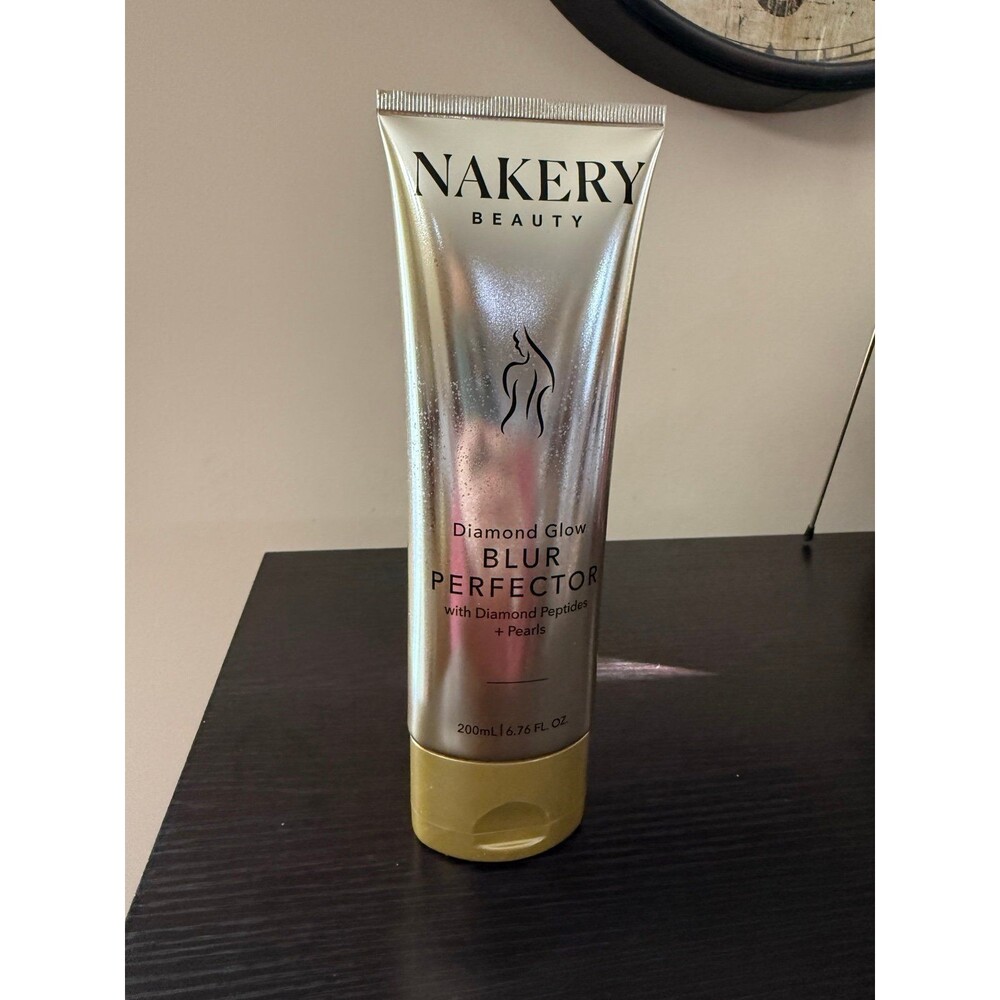 Nakery Diamond Glow BLUR PERFECTOR With Diamond Peptides and Pearls
